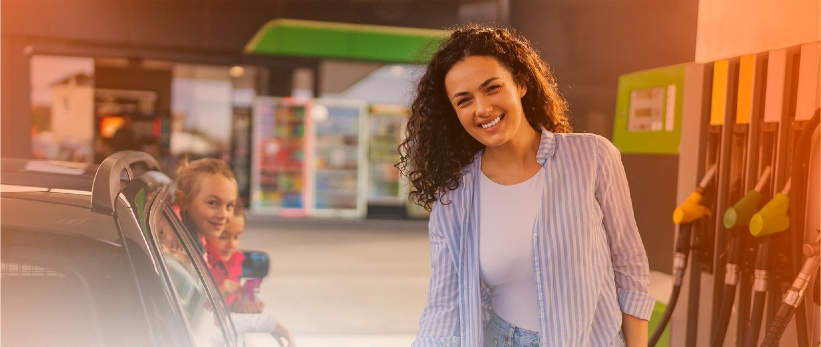 Cliente satisfeita abastecendo com a família no carro